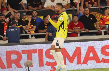 Fußball, Göztepe SK Izmir - Fenerbahce Istanbul  Youssef En Nesyri 19 of Fenerbahce celebrates after scoring the second goal of his team during the Turkish Super League match between Goztepe and Fenerbahce at Goztepe Gursel Aksel Stadium on August 17, 2024 in Izmir, Turkey. Izmir Turkey Copyright: xSeskimphotox Goztepe-FBahce-17824 116