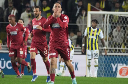 Rey Manaj of Sivasspor celebrates after scoring the first goal of his team with teammates during the Turkish Super League match between Fenerbahce SK and Sivasspor at Ulker Stadium on December 4, 2023 in Istanbul, Turkey. Istanbul Turkey Copyright: xSeskimPhotox Fenerbahce-Sivas-tr-41223 118