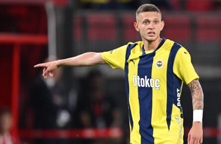 VALENCIENNES - Sebastian Szymanski of Fenerbahce SK during the UEFA Champions League Third Qualifying Round between Lille OSC and Fenerbahce SK at Stade du Hainaut on August 6, 2024 in Valenciennes, France. ANP Hollandse Hoogte UEFA Champions League, Third qualifying round, 1st leg 2024/25 xVIxANPxSportx/xGerritxvanxKeulenxIVx 506348250 originalFilename: 506348250.jpg