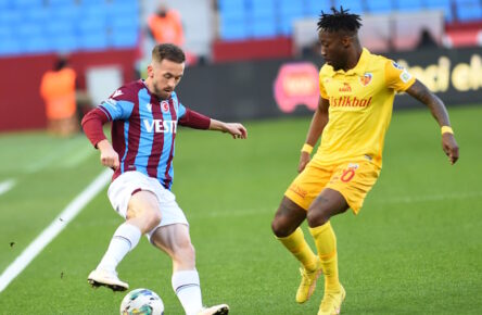 Edin Visca L of Trabzonspor and Carlos Mane R of Kayserispor during the Turkish Super League match between Trabzonspor and Kayserispor at Senol Gunes Spor Kompleksi Yeni Stadyum in Trabzon, Turkey on April 1, 2023. Photo by Seskimphoto  PUBLICATIONxNOTxINxTUR